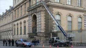 Roban joyas de valor incalculable en audaz asalto al Louvre