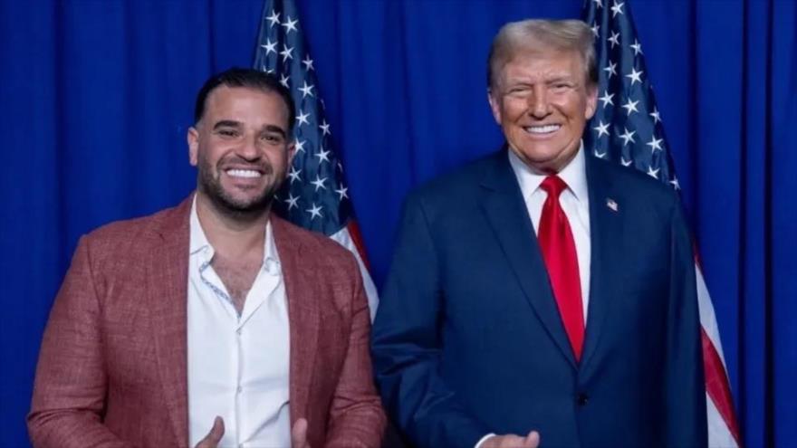 El presidente de Estados Unidos, Donald Trump, con Mark Savaya.
