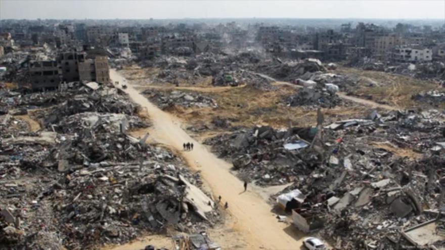 Un grupo de palestinos camina por Rafah tras el inicio del cese al fuego. (Foto: Reuters)
