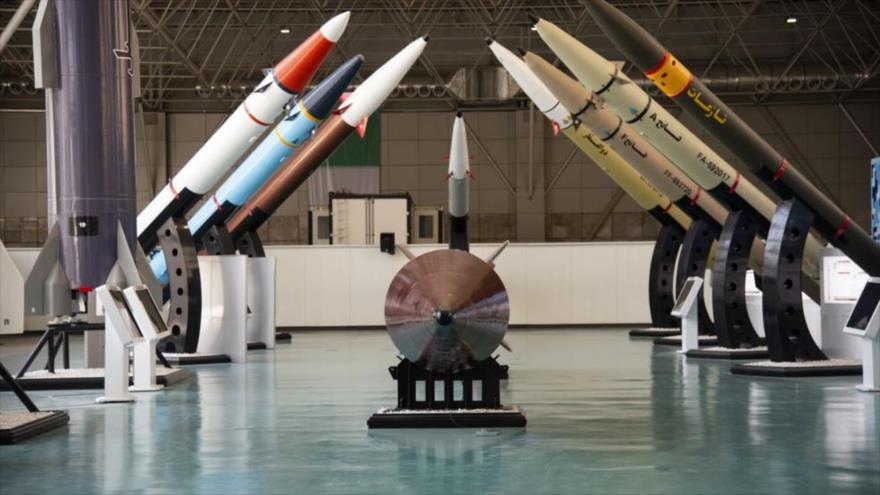 Misiles iraníes exhibidos en la Feria de la Fuerza Aeroespacial del Cuerpo de Guardianes de la Revolución Islámica (CGRI).