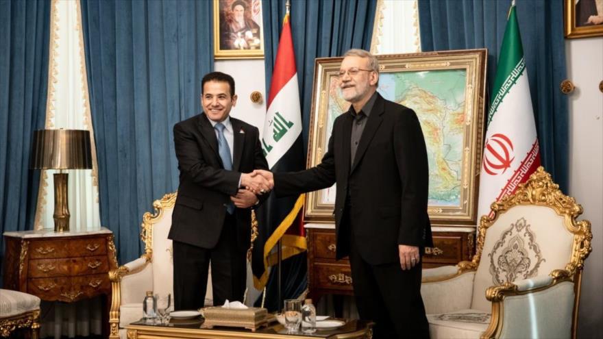 La reunión entre el secretario del CSSN de Irán, Ali Lariyani (decha.) y el consejero de seguridad nacional de Irak, Qasim al-Araji.