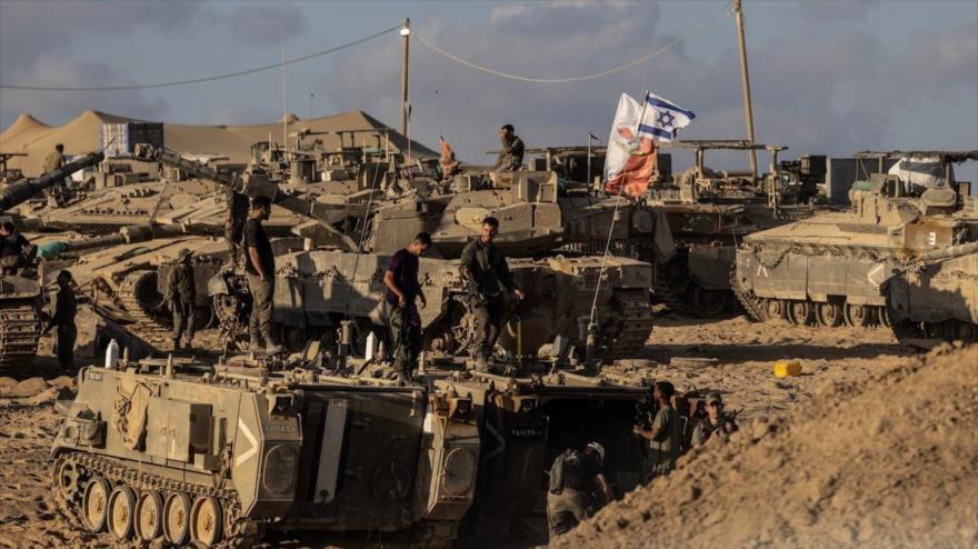 Tropas israelíes trabajando en tanques en una zona de concentración a lo largo del lado israelí de la frontera con Gaza, 19 de octubre de 2025. (Foto: The Washington Post)