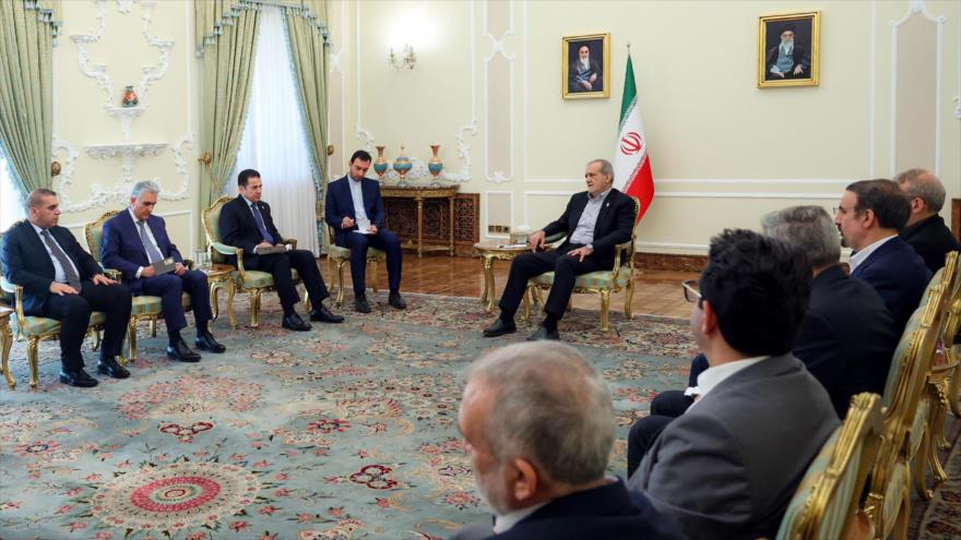El presidente de Irán, Masud Pezeshkian, reunido con el asesor de Seguridad Nacional iraquí, Qasim al-Araji, Teherán, 21 de octubre de 2025.