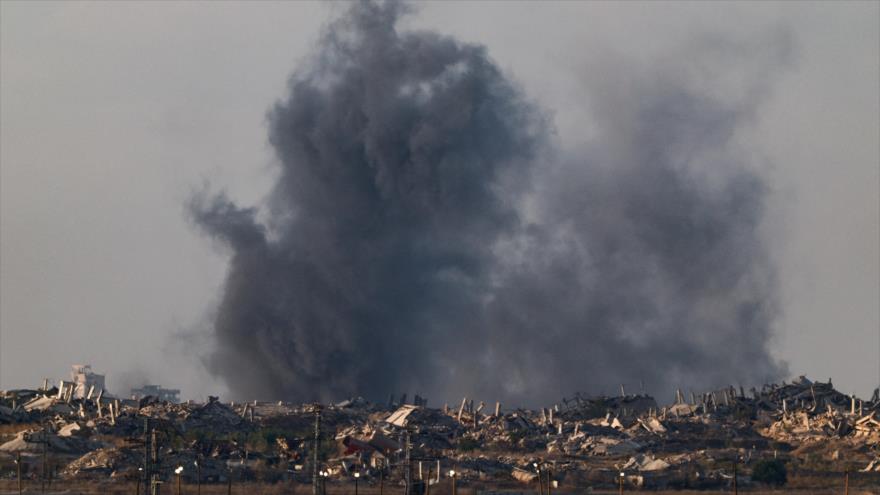 Humo se eleva desde Gaza tras una explosión, visto desde los territorios ocupados por Israel, 19 de octubre de 2025. (Foto: Reuters)