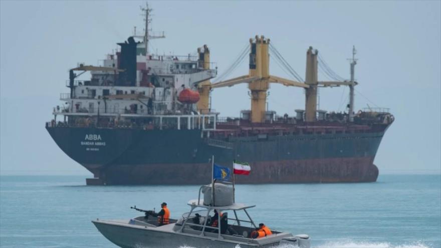 Soldados de la Armada iraní patrullan en una lancha rápida en el Golfo Pérsico, cerca del estrecho de Ormuz, alrededor del buque petrolero iraní de productos petrolíferos ABBA. (Foto: Getty)