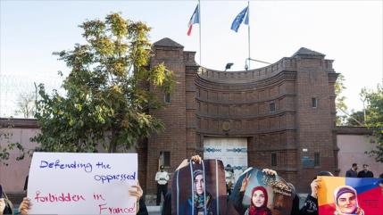 Protestan frente a la embajada de Francia en Teherán por la activista iraní detenida en Francia