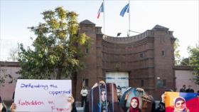 Protestan frente a la embajada de Francia en Teherán por la activista iraní detenida en Francia