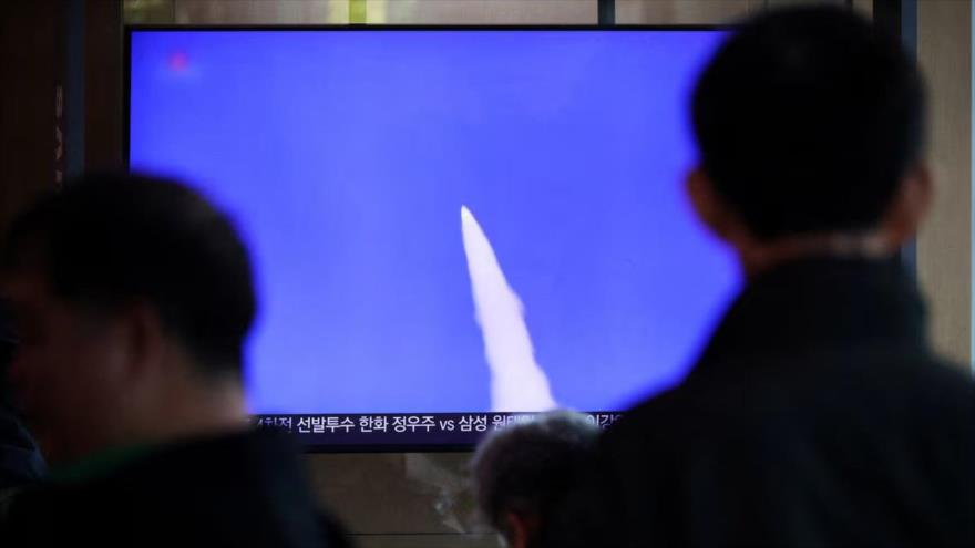 La gente mira un televisor que muestra una imagen del lanzamiento de un misil balístico por parte de Corea del Norte en una estación en Seúl, 22 de octubre de 2025.