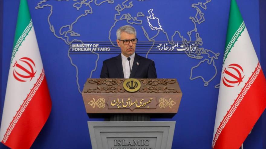 El portavoz de la Cancillería iraní, Esmail Baqai, ofrece una rueda de prensa en Teherán.