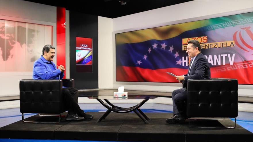 El director de HispanTV, el Dr. Ali Ejarehdar, conversa con el presidente de Venezuela, Nicolás Maduro, en un estudio de HispanTV, 10 de junio de 2022.