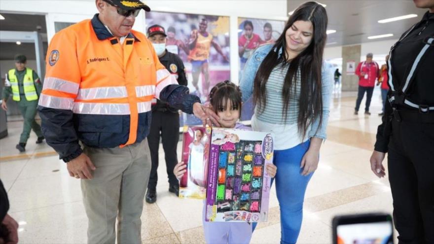 La niña Osmary Perdomo Carranza, de 7 años, y su madre, Katherine Carranza.