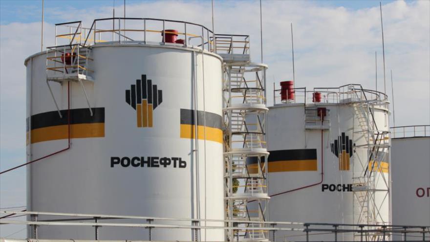 Los depósitos del gigante petrolero estatal ruso OAO Rosneft, en el campo petrolífero Priobskoye cerca de Nefteyugansk, en Siberia occidental, Rusia.