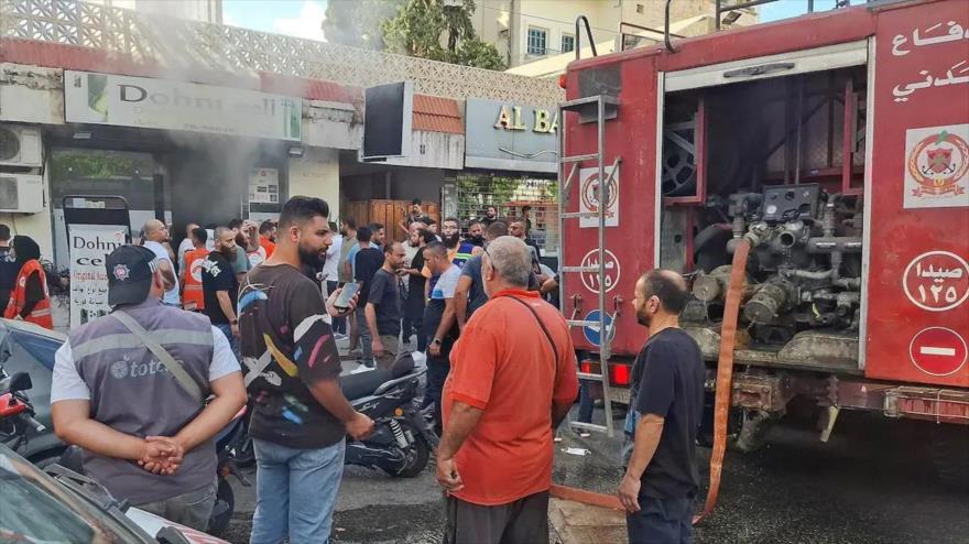 Bomberos libaneses intentan sofocar el fuego tras detonación de una buscapersona durante un ataque masivo israelí, septiembre de 2024. (Foto: Reuters)