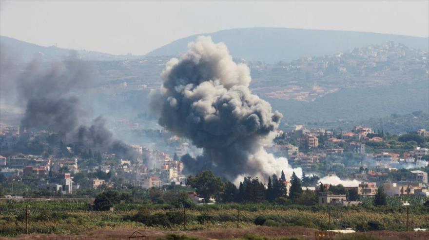 Columnas de humo se elevan sobre el sur del Líbano tras los ataques israelíes, vistas desde Tiro, 23 de septiembre de 2024. (Foto: Reuters)