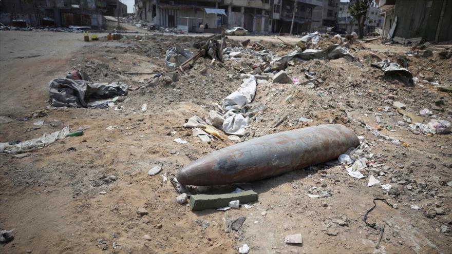 Un misil sin explotar disparado por un avión israelí yace entre los escombros, en el norte de la Franja de Gaza, 14 de mayo de 2024. (Foto: Reuters)
