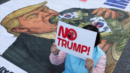 Surcoreanos dicen “No a Trump” en masiva protesta antes de su visita