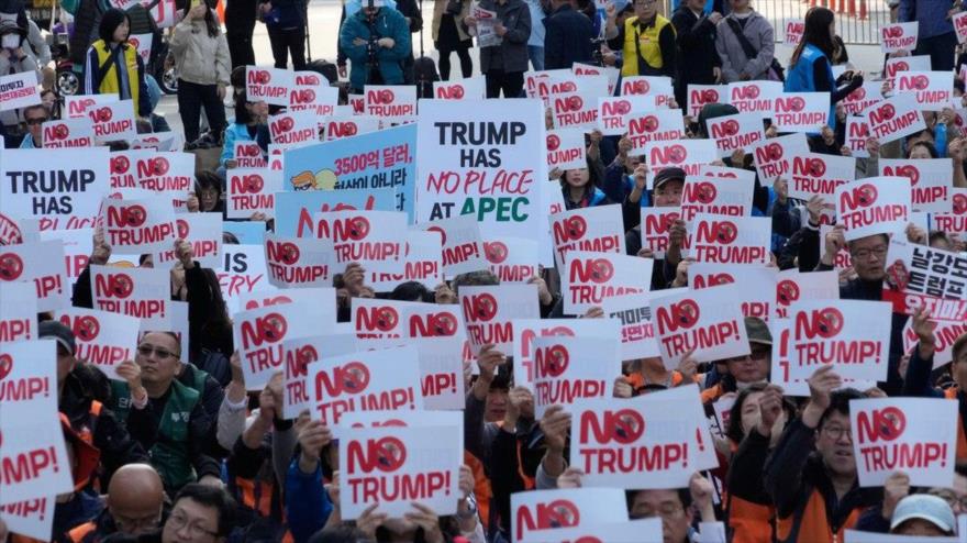 Cientos de surcoreanos protestan en Seúl contra la visita de Trump a su país, prevista para el viernes, 25 de octubre de 2025.