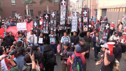 Peruanos exigen justicia para víctimas de protestas y rechazan el gobierno
