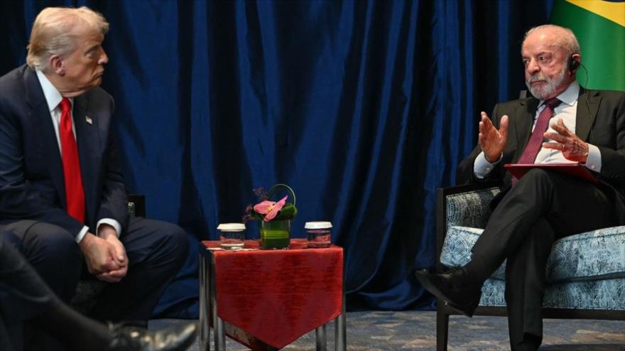 El presidente de Brasil, Luiz Inácio Lula da Silva (derecha), conversa con su homólogo estadounidense, Donald Trump, en Kuala Lumpur, Malasia, 26 de octubre de 2025. (Foto: AFP)