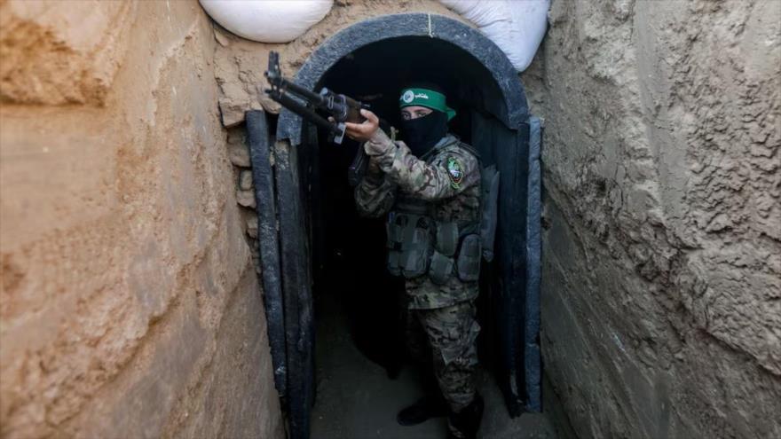 Un combatiente de las Brigadas Ezzedin Al-Qasam de HAMAS, en la entrada de un túnel en la Franja de Gaza.