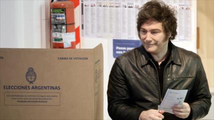 Argentinos van a las urnas mientras crecen críticas a Milei