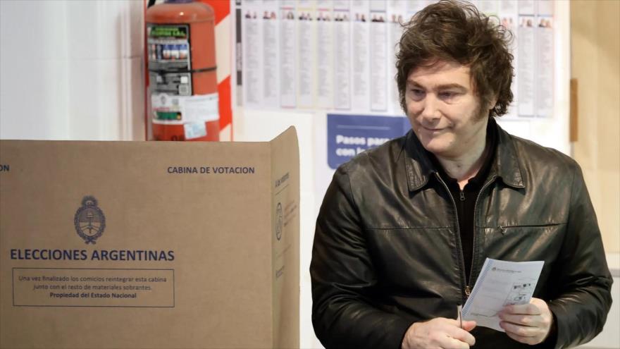 El presidente de Argentina, Javier Milei, emite su voto en las elecciones legislativas en Buenos Aires, 26 de octubre de 2025. 