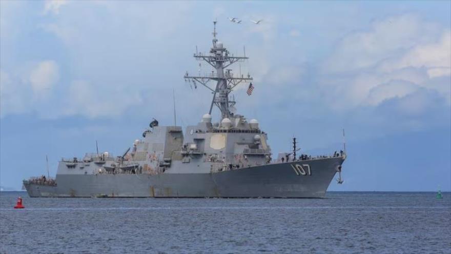 El destructor USS Gravely (DDG-107) de la Armada de EE.UU. se acerca a Puerto España para un entrenamiento ,Trinidad y Tobago, 26 de octubre de 2025. (Foto: Reuters)