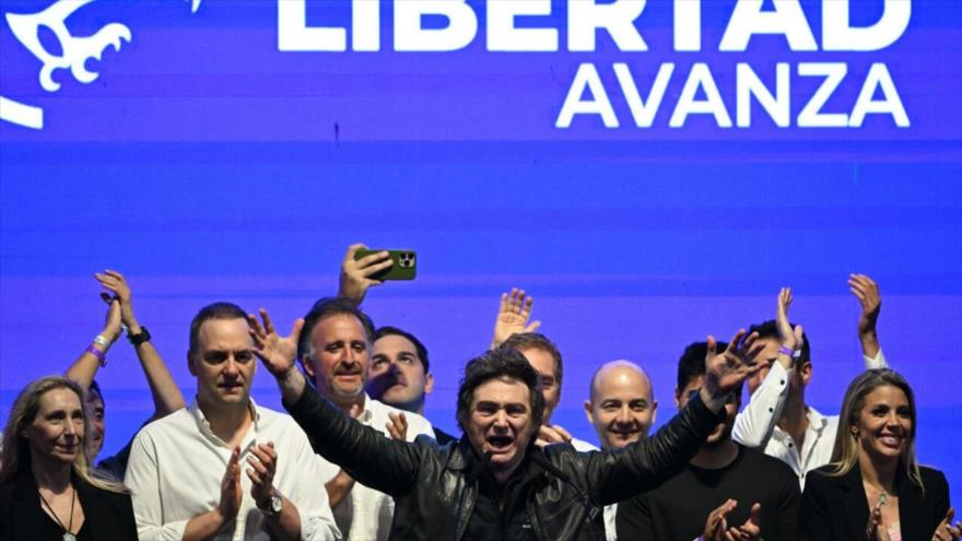 El presidente de Argentina, Javier Milei, reacciona durante el cierre de campaña del partido La Libertad Avanza en Rosario, 23 de octubre de 2025.