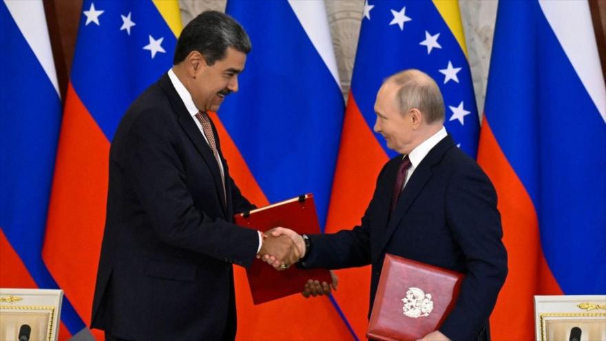 El presidente ruso, Vladímir Putin (dcha.), y el presidente venezolano, Nicolás Maduro, durante una ceremonia de firma tras sus conversaciones en el Kremlin de Moscú, 7 de mayo de 2025. (Foto: AFP)