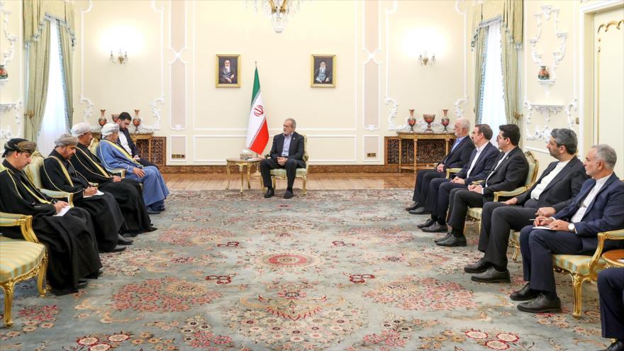 El presidente de Irán, Masud Pezeshkian, recibe a la delegación omaní en Teherán, capital persa, 27 de octubre de 2025. (Foto: President.ir)