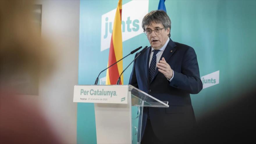 El líder de Junts, Carles Puigdemont, anuncia ruptura con el PSOE en una conferencia de prensa en Perpiñán (Francia), 27 de octubre de 2025.