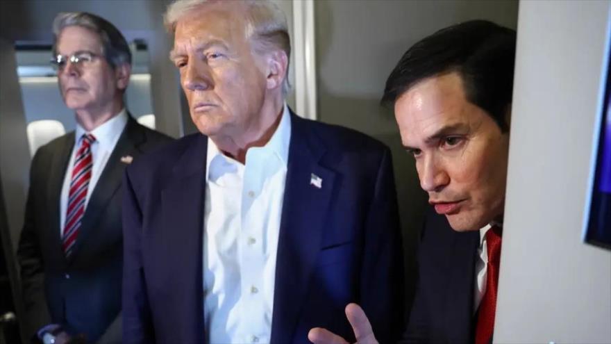 El secretario de Estado de Estados Unidos, Marco Rubio (drcha.) y el presidente de EE.UU., Donald Trump, a bordo del avión Air Force One rumbo a Asia.
