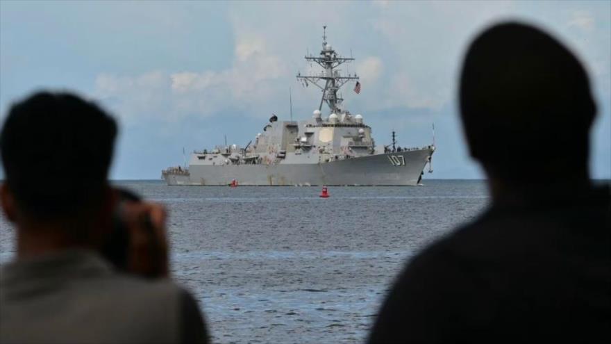 Fotógrafos toman imágenes del buque de guerra USS Gravely entrando en la capital de Trinidad y Tobago, 25 de octubre de 2025. (Foto: AFP)