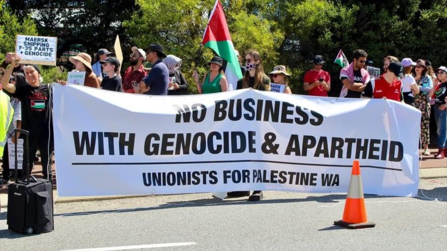 Activistas propalestinos protestan en el puerto de Fremantle, en el oeste de Australia, para pedir sanciones contra Israel, octubre de 2025.