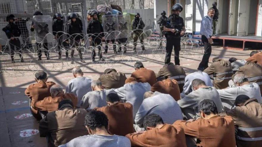 Presos palestinos en una cárcel israelí.