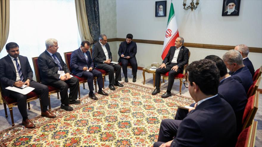 El presidente de Irán, Masud Pezeshkian, recibe al ministro del Interior pakistaní, Syed Mohsin Naqvi, en Teherán (capital persa), 28 de octubre de 2025.