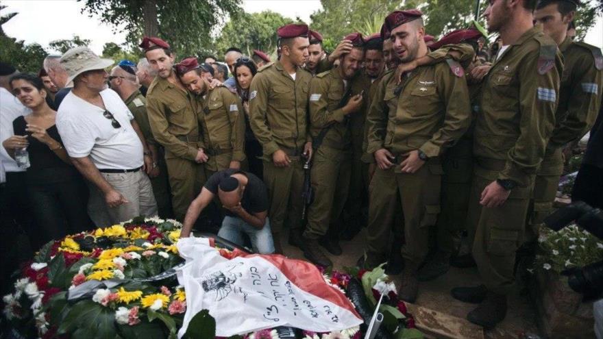 Soldados israelíes lloran la muerte de su compatriota durante su funeral en Holón, cerca de Tel Aviv, 21 de julio de 2024. (Foto: Reuters)