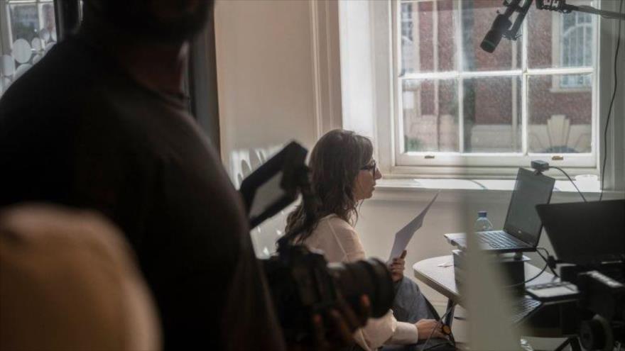 La relatora especial de la ONU para Palestinos, Francesca Albanese (dcha.), en la Fundación Legado Desmond y Leah Tutu en Sudáfrica, 28 de octubre de 2025. (Foto: AFP)