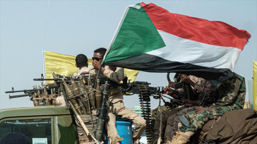 Miembros de las Fuerzas de Apoyo Rápido en un vehículo armado, en la capital, Jartum. (Foto: AFP)