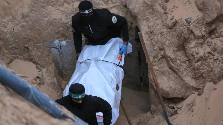 Miembros de HAMAS trasladan un cuerpo recuperado de un túnel en una zona al norte de Jan Yunis, en el sur de la Franja de Gaza, 28 de octubre de 2025. (Foto: AFP)