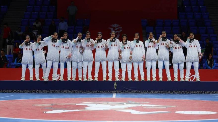 La selección juvenil femenina de fútbol sala de Irán gana la medalla de oro en Juegos Asiáticos Juveniles de 2025 en Baréin, 28 de octubre de 2025.