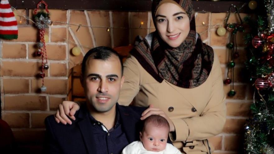 Mohammad al-Munirawi, periodista del periódico Falastin, y su esposa y su hijo.