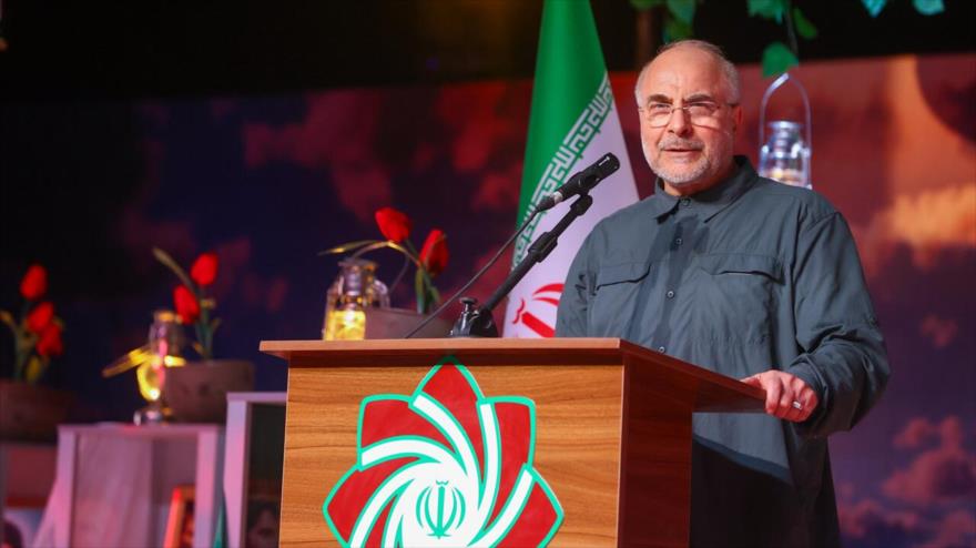 El jefe del Parlamento iraní, Mohamad Baqer Qalibaf, se dirige a una ceremonia celebrada para rendir homenaje a los mártires iraníes en Jorasán del Norte, 29 de octubre de 2025.
