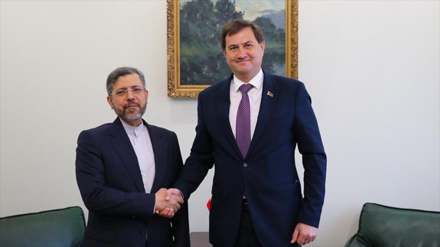 El canciller de Bielorrusia, Maxim Ryzhenkov (dcha.), recibe al viceministro de Asuntos Exteriores de Irán, Said Jatibzade, Minsk, 29 de octubre de 2025.