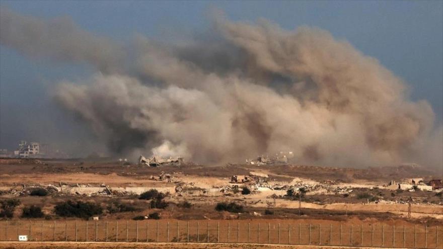Columnas de humo elevándose durante un ataque israelí sobre el asediado territorio palestino el 30 de octubre de 2025, (FOTO: AFP)