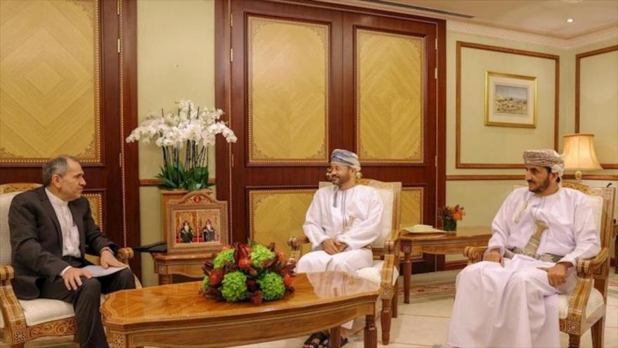 El viceministro iraní de Asuntos Exteriores, Mayid Tajt Ravanchi, (izqda.) se reunió en Mascate con el canciller omaní, Badr bin Hamad Albusaidi (drcha.). 30 de octubre de 2025