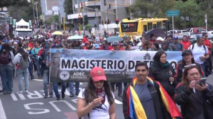 Maestros de Colombia se manifiestan por deficiente servicio de salud