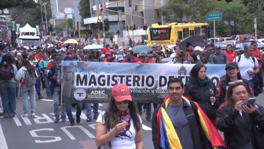 Maestros de Colombia se manifiestan por deficiente servicio de salud