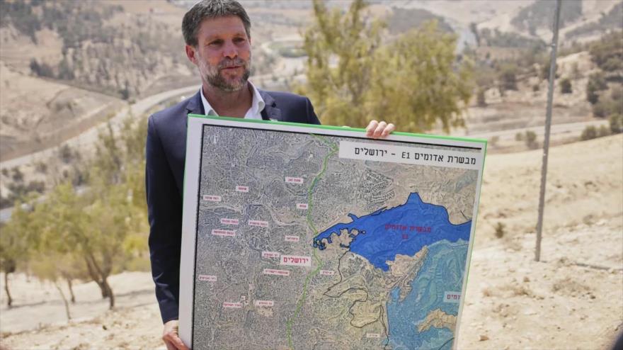 El ministro de Finanzas israelí de extrema derecha, Bezalel Smotrich, mantiene un mapa de asentamientos ilegales.