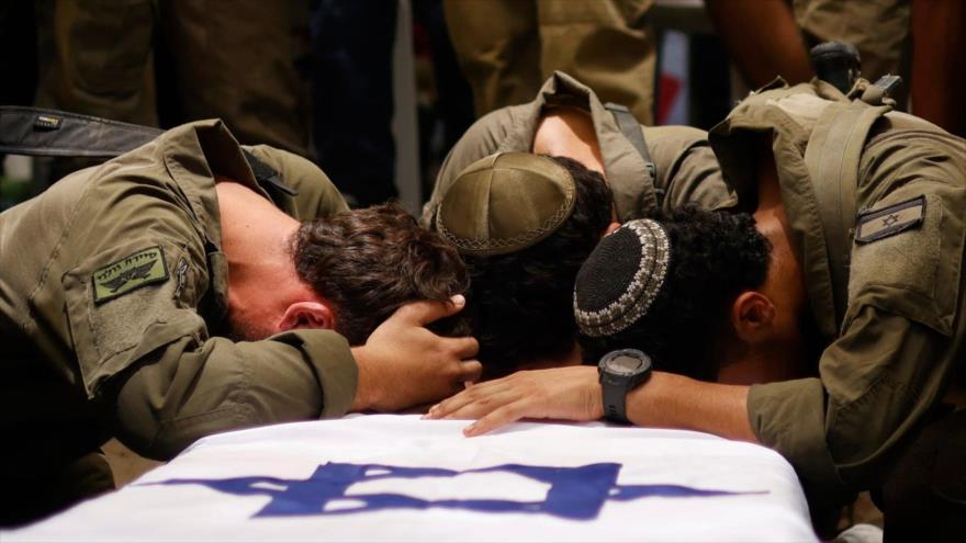 Soldados israelíes lloran ante el féretro de un capitán del ejército que murió en combate en el sur de la Franja de Gaza. (Foto: AFP)